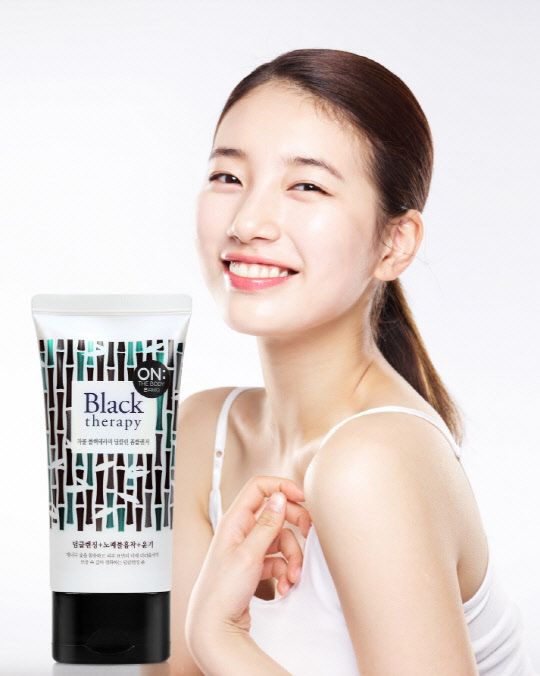 LG생활건강의 바디케어 브랜드 온더바디 모델 수지와 신제품 라인 '블랙테라피' 제품 중 하나인 딥클린 폼 클렌저 <LG생활건강 제공>